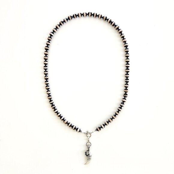 STRIPED TIBETAN AGATE NECKLACE W/ 925 SILVER TIGER CLAW PENDANT--24" - Picture 3 of 4